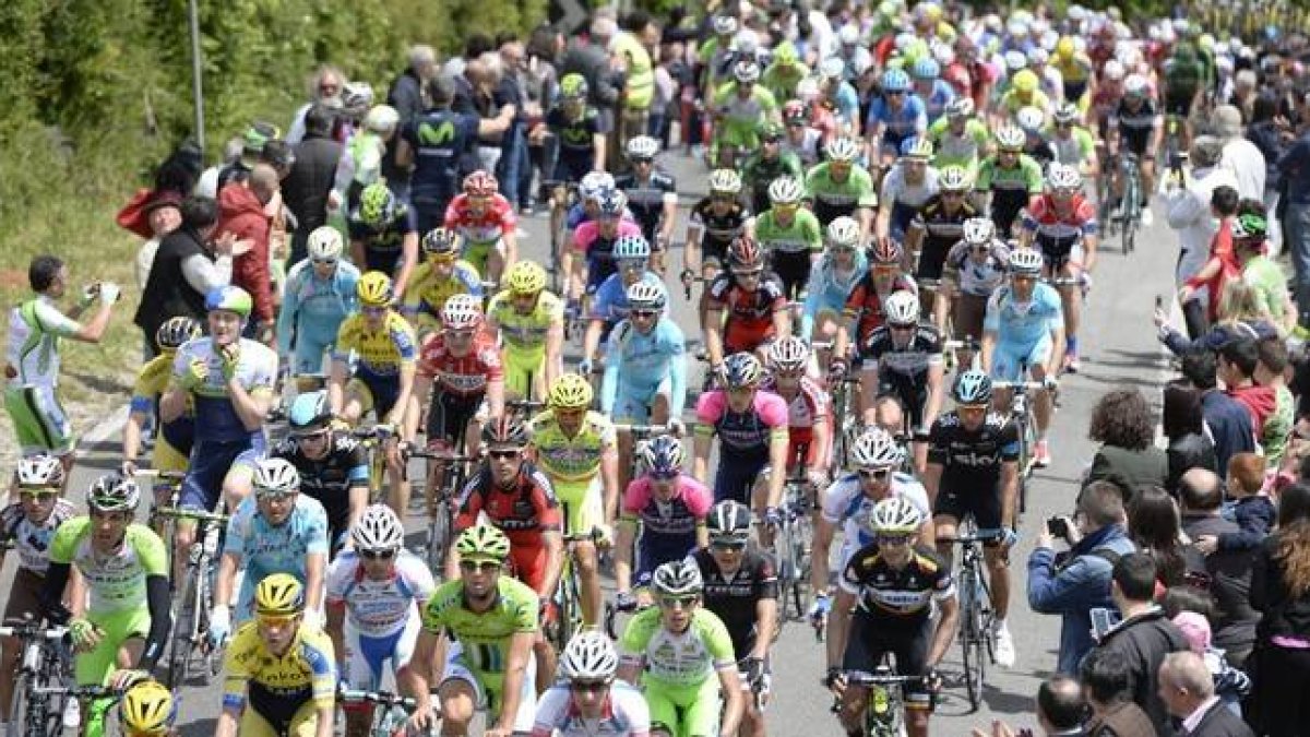 El pelotón del Giro, antes de la caída.