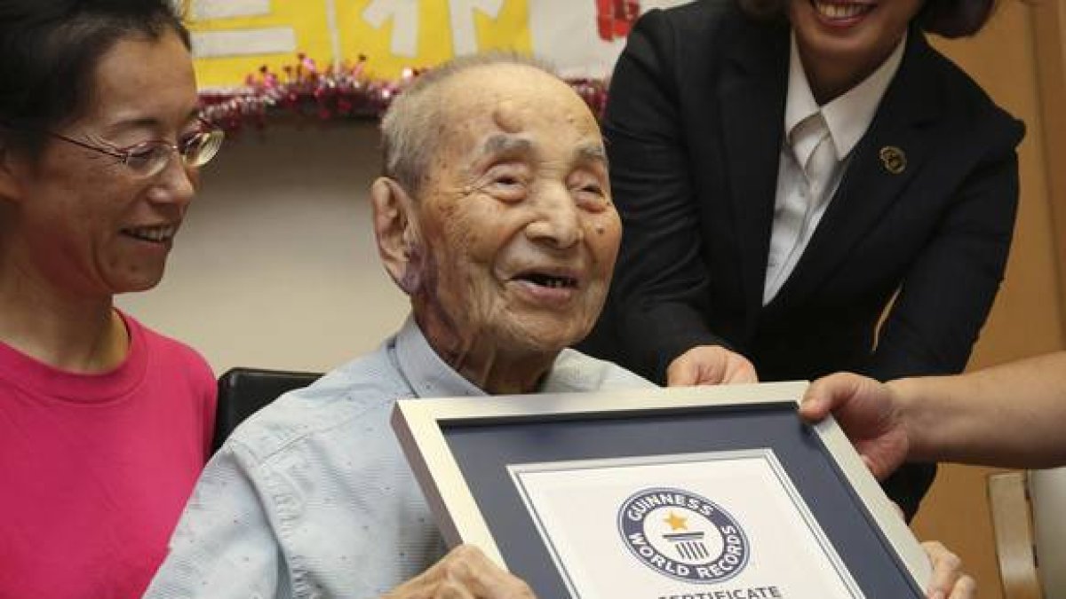 Yasutaro Koide, de 112 años, recibe el certificado de Récord Guinnes.