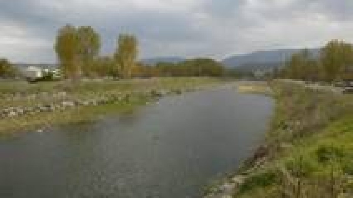 Imagen del río Boeza a su paso por Bembibre. La presa se construiría en su tramo superior