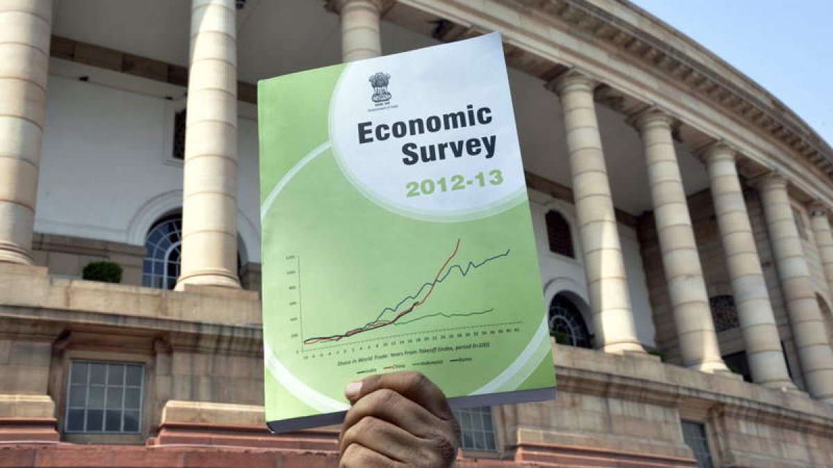 El ministro de Finanzas indio,  P. Chidambaram, muestra una copia del Informe Económico 2013-14 a las puertas del Parlamento.