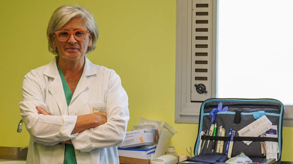 La médica de familia, Carmen Caballero, en el centro de salud de Santa María del Páramo. La misión como centinela la desarrolla en todos los consultorios que tiene adjudicados.  MIGUEL F. B.