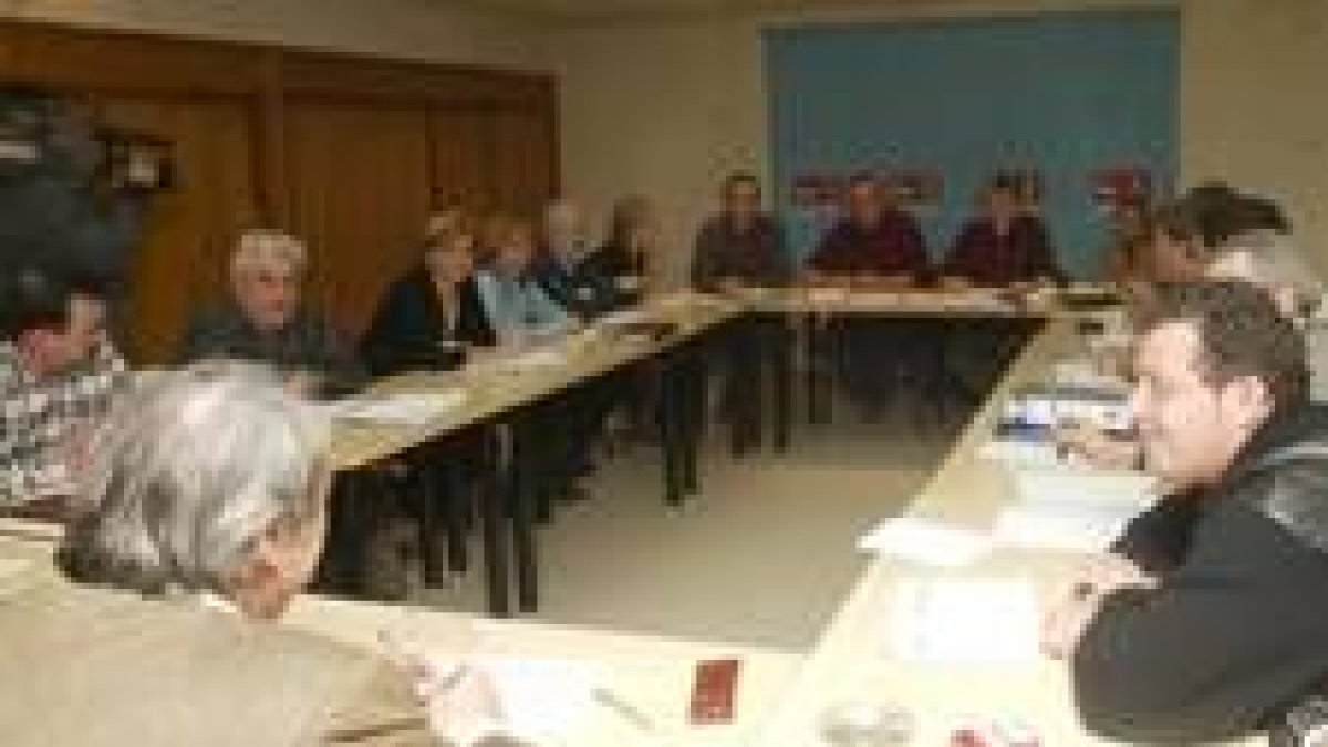 Reunión de la ejecutiva socialista con el comité de campaña ayer en la sede provincial