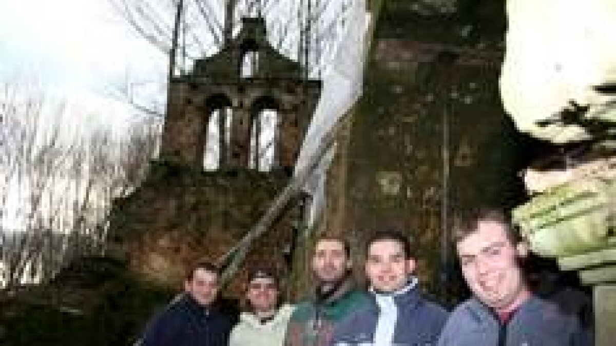 Los cinco protagonistas de la restauración posan ayer en el interior de la iglesia desplomada