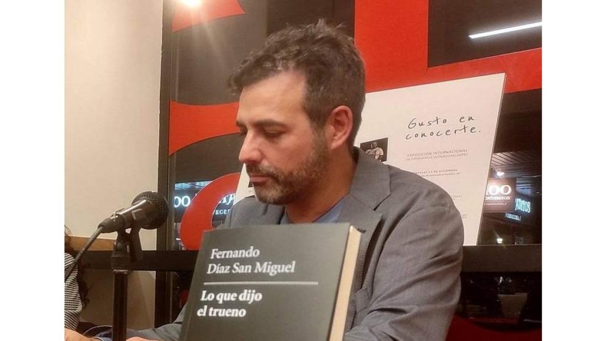 Fernando Díaz San Miguel en una presentación de su novela. TWITTER