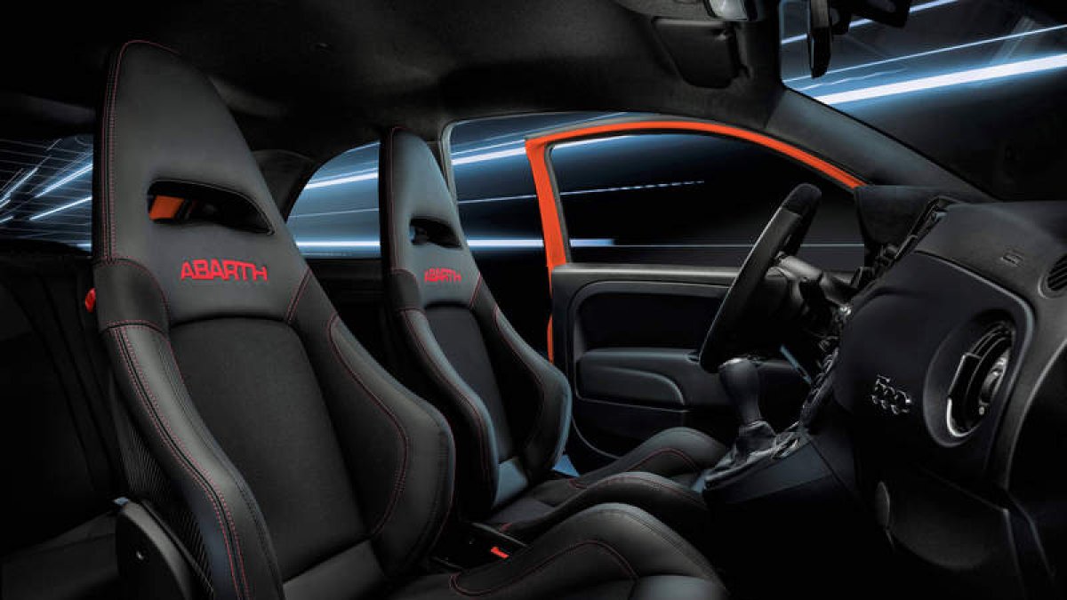 El interior del Abarth Competizione adopta asientos deportivos ‘Sabelt Carbon’. abr