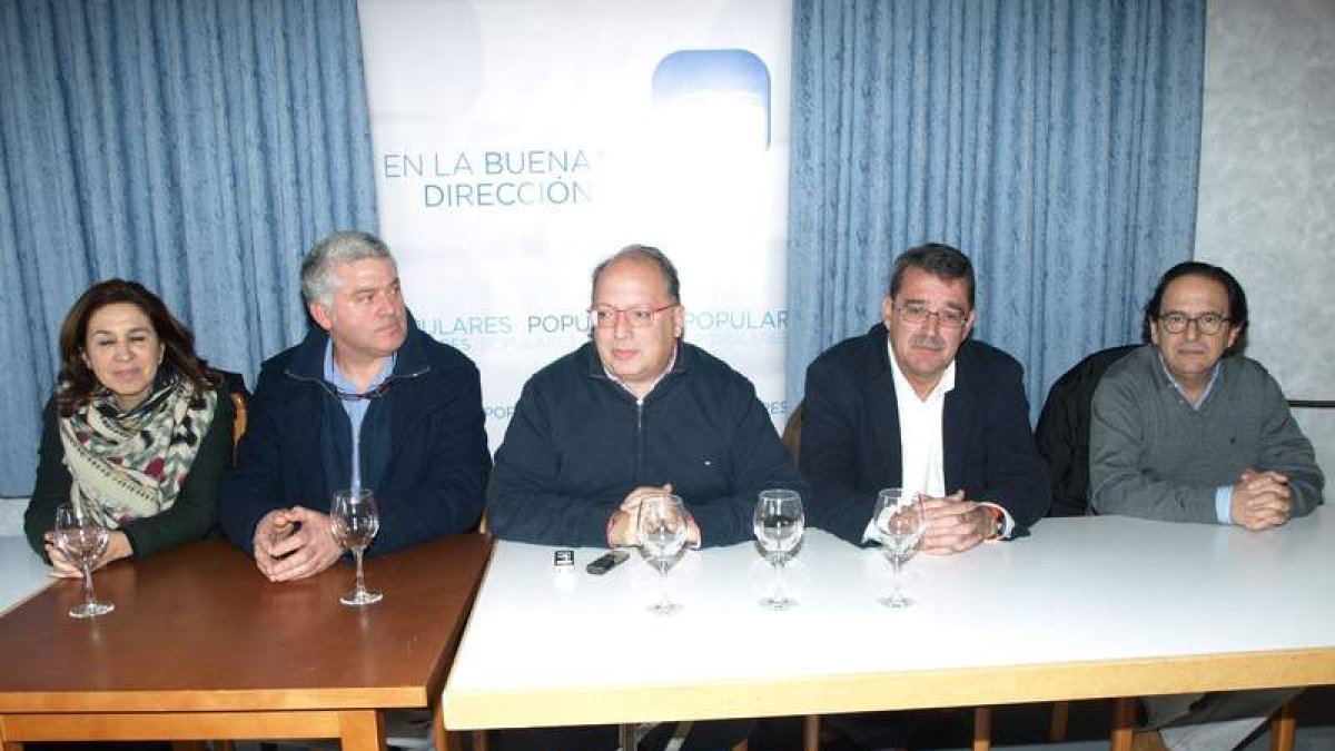 García —segundo a la izquierda— junto a Eduardo Fernández, arropado por cargos del PP.