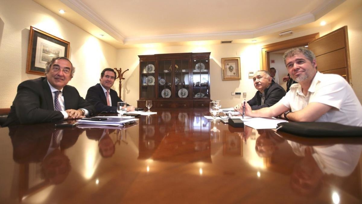 Juan Rosell (CEOE), Antonio Garamendi (CEPYME), José María Álvarez (UGT) y Unai Sordo (CCOO), durante una reunión en junio pasado.