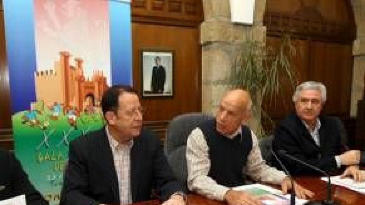 Miguel Ángel Iglesias, Emilio Villanueva y Antonio Váscones, en la presentación en Ponferrada