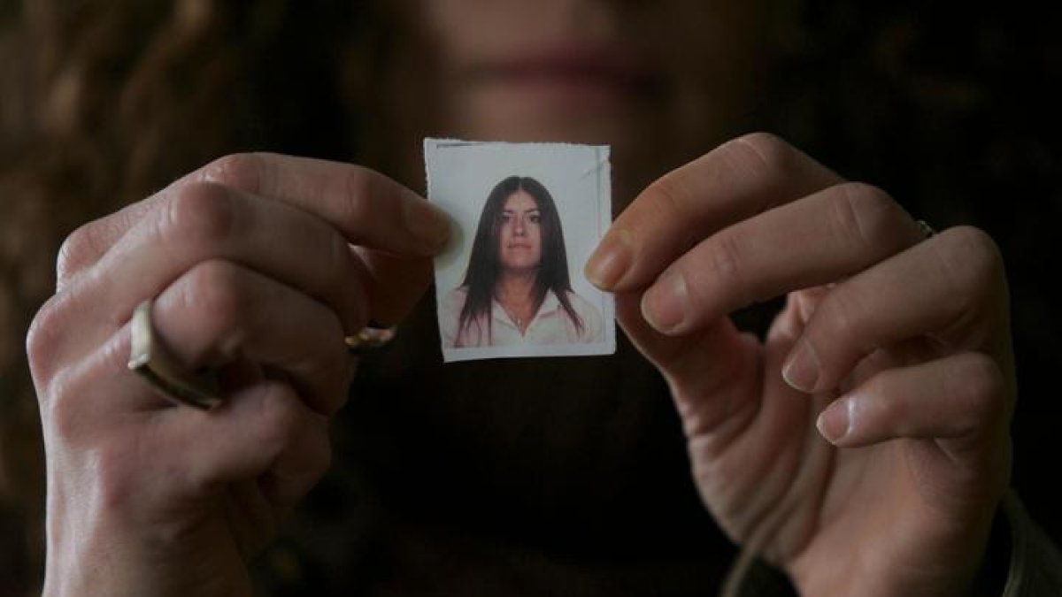 La madre de Sheila Barrero sostiene una foto de su hija asesinada hace 15 años.
