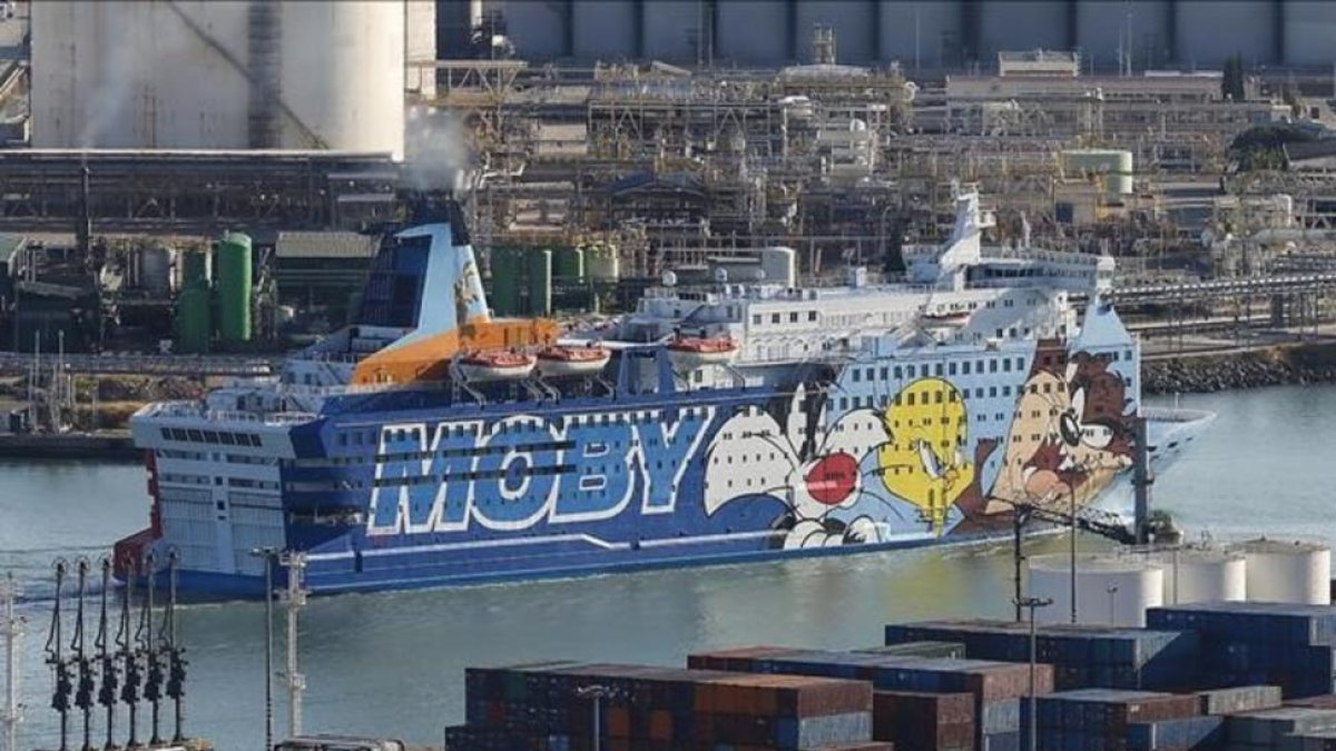 El crucero Moby Dada, uno de los barcos en los que se hospedan los agentes, en el puerto de Barcelona.