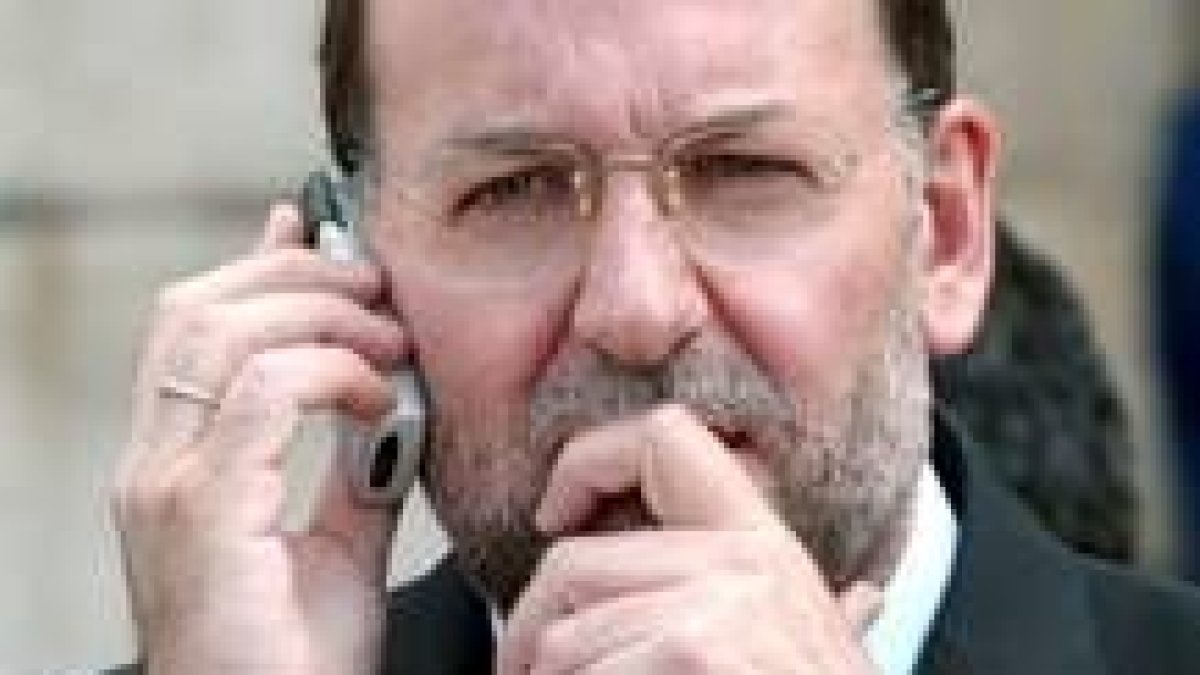 Rajoy, hablando por su teléfono móvil en una foto de archivo
