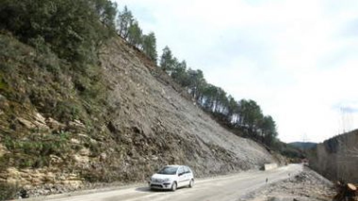 El aspecto limpio de la zona donde se produjo el corte de carretera entre Friera y Sobrado.