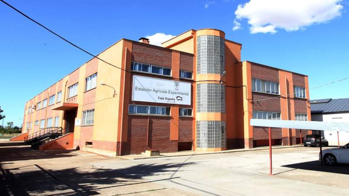 Exterior del centro de investigación de Grulleros, puntal científico en la provincia leonesa y centro del CSIC.