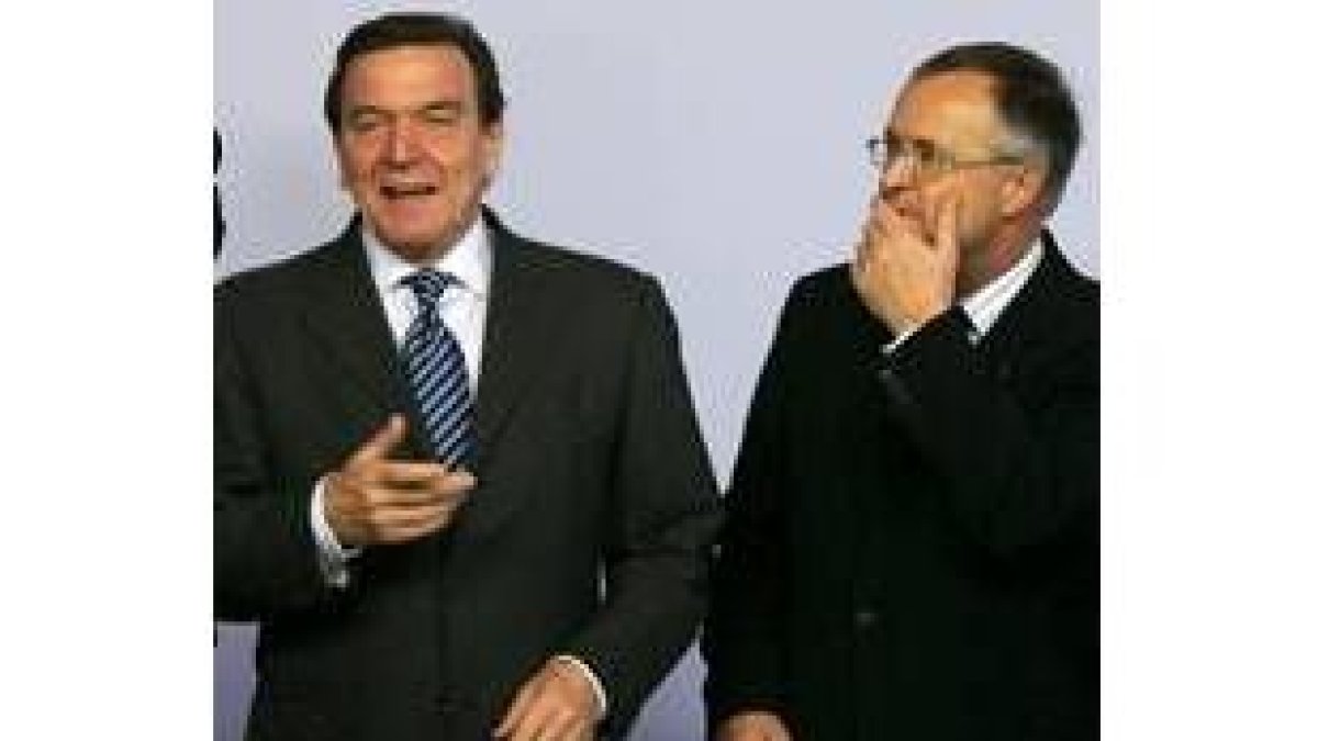 Gerhard Schröder y su ministro de finanzas, Hans Eiche, en la cumbre del G-20 en Berlín