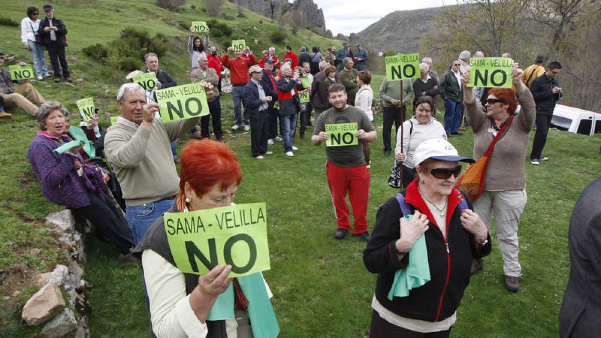 Concentración de afectados por la línea de alta tensión en Sama-Velilla llevada a la Valdorria en 2011