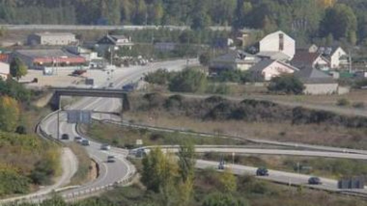 Imagen del entronque de la N-536 y la actual N-120 a Orense, a la altura de Puente Domingo Flórez