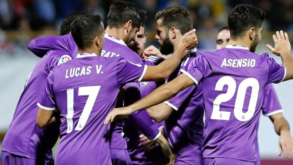 El delantero del Real Madrid Álvaro Morata celebra con sus compañeros el primer gol que ha marcado ante la Cultural Leonesa, el tercero del equipo.