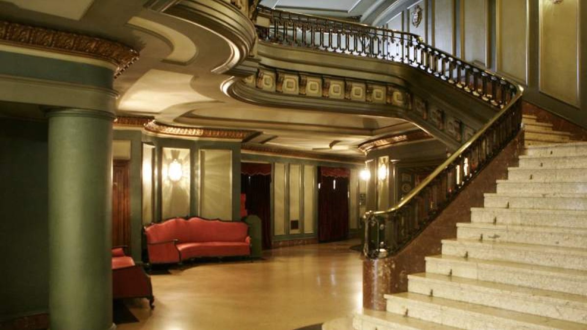 La escalinata del Teatro Emperador en 2006, cuando cerró definitivamente sus puertas. RAMIRO