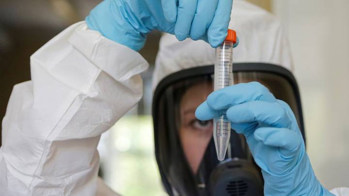Foto facilitada este jueves de un científico del Centro Nacional de Epidemiología y Microbiología Nikolai Gamaleya mientras trabaja en la producción de una nueva vacuna para luchar contra el Covid-19. EFE