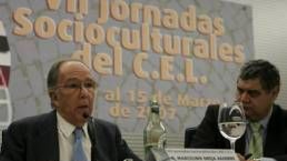 Marcelino Oreja, junto a Domingo Fuertes, ayer en la jornada del CEL