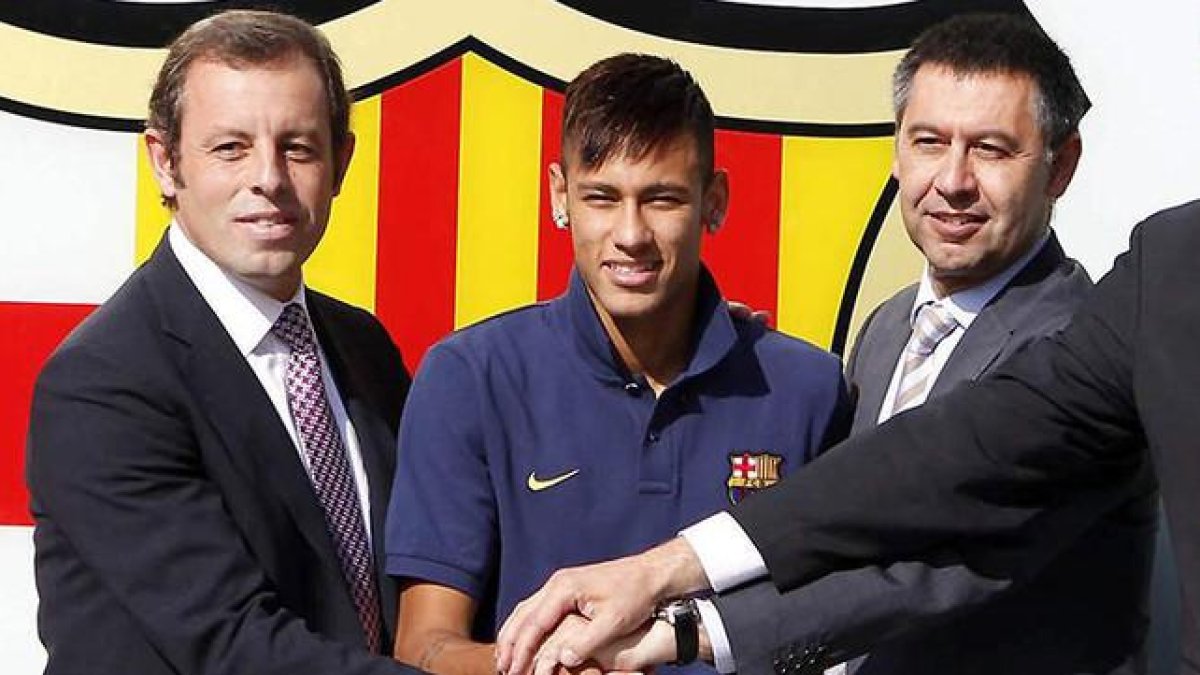 Neymar, entre Sandro Rosell y Josep Maria Bartomeu, el 3 de junio del 2013, día en que se hizo oficial el fichaje del delantero brasileño.