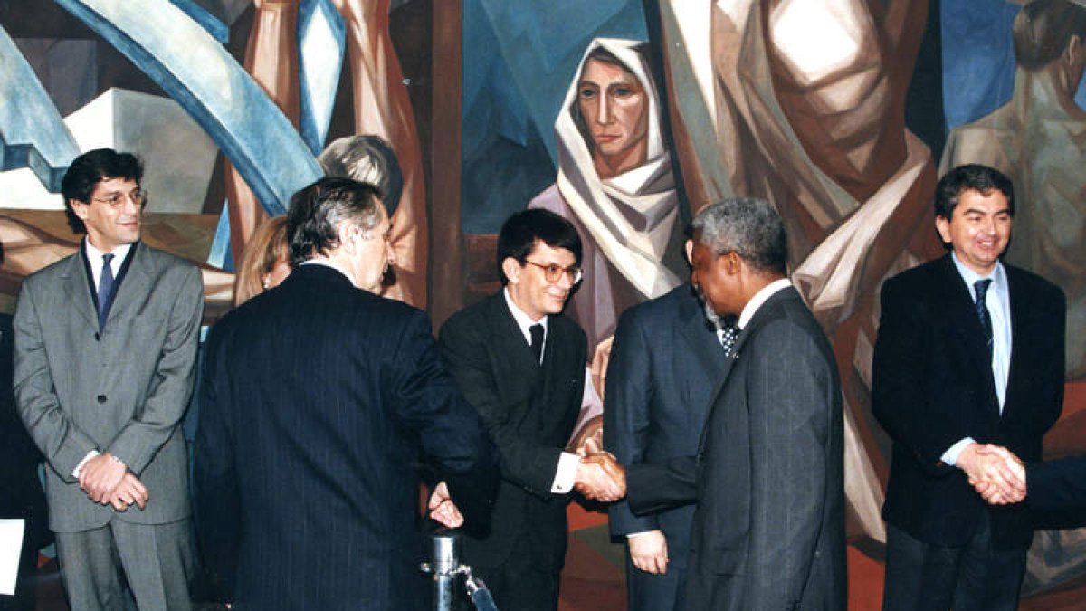 Kofi Annan saluda a Eduardo Aguirre, con el mural de Vela Zanetti de fondo, en el acto celebrado el 15 de diciembre de 1998
