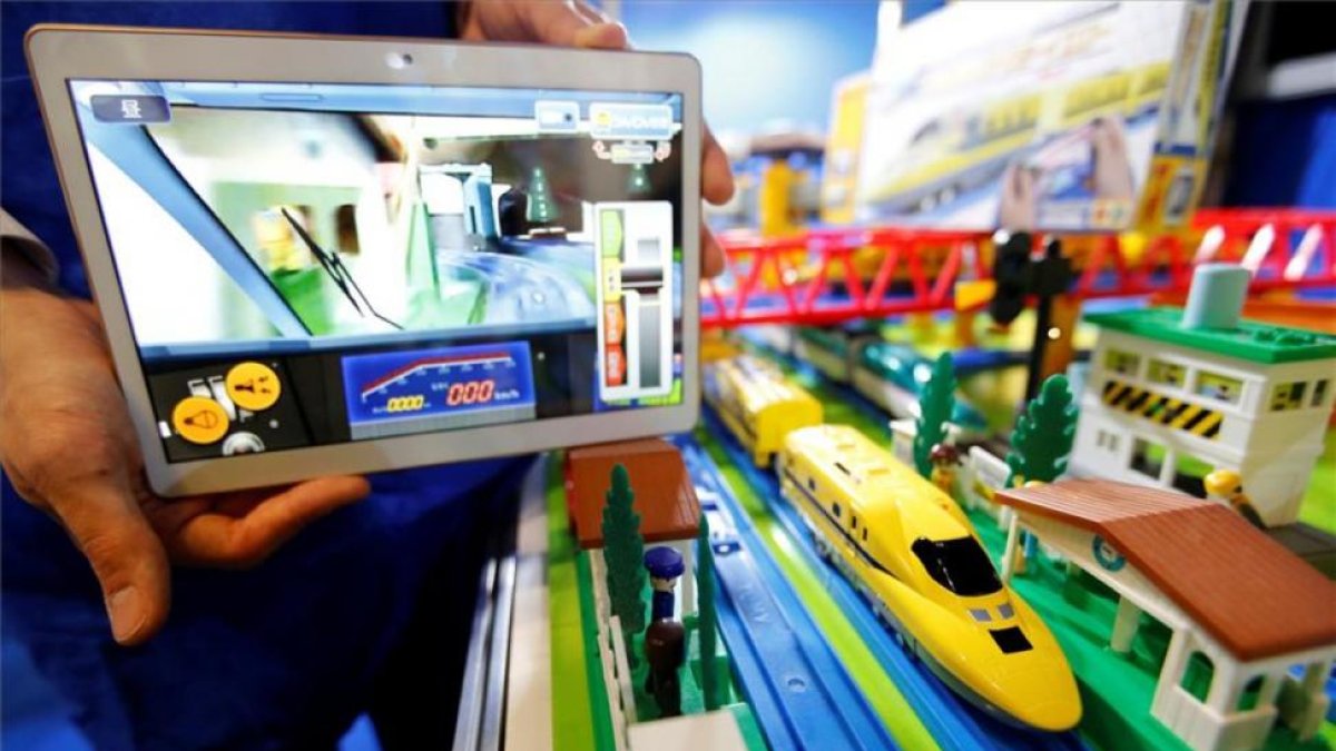 Tren de juguete con cámaras en la feria del juguete de Tokio.