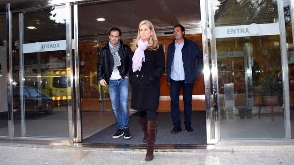 Arantxa Sánchez Vicario y su marido, Josep Santacana (izquierda), salen del tanatorio de Les Corts en Barcelona tras la trifulca con su familia, la tarde de este viernes.