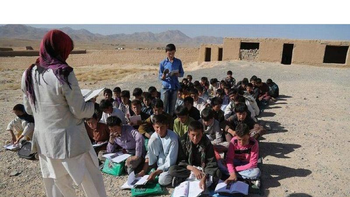 Niños afganos, en una clase al aire libre en Ghazni, el pasado 8 de octubre.