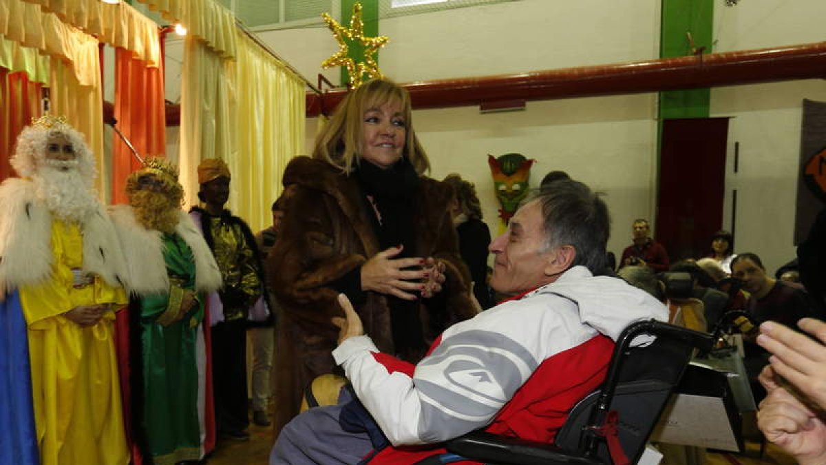 Isabel Carrasco durante su visita hace unos días a Nuestra Señora del Valle en La Bañeza.