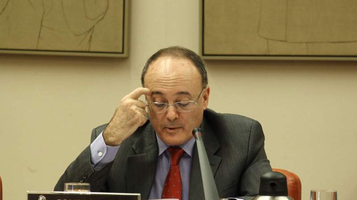 El gobernador del Banco de España, Luis Linde, en el Congreso, en una imagen de archivo.