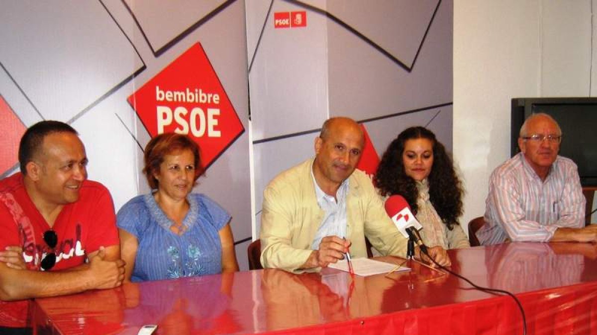 El grupo de concejales del PSOE de Bembibre, en su sede.