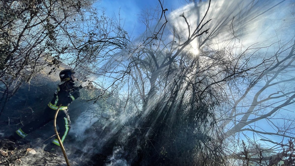 Bombero apagando el incendio de la LE-11. BOMBEROS DE LEÓN