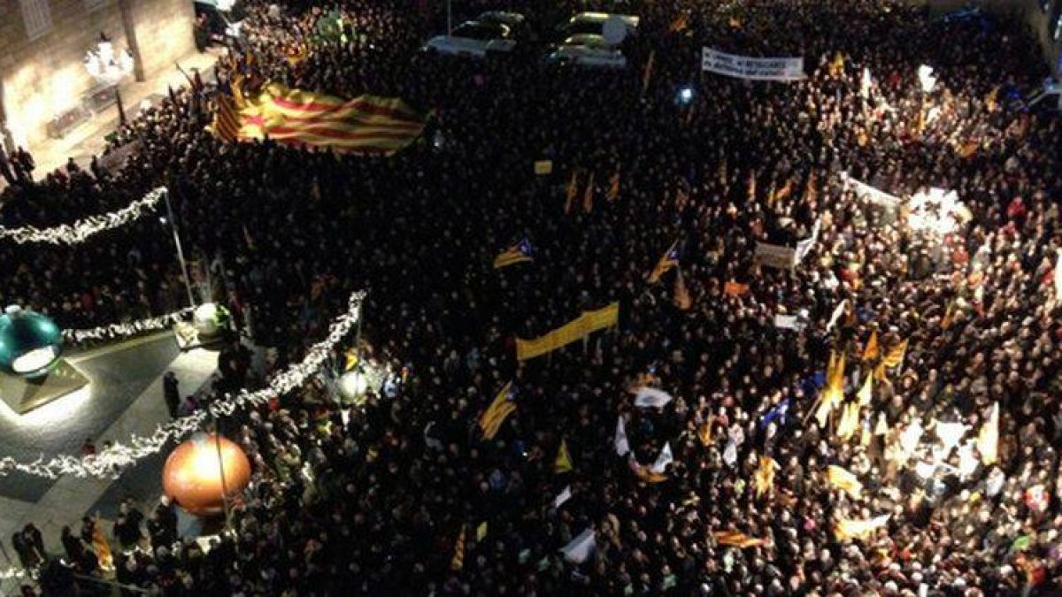 Aspecto de la manifestación contra la reforma educativa de Wert de este lunes en la plaza Sant Jaume de Barcelona.