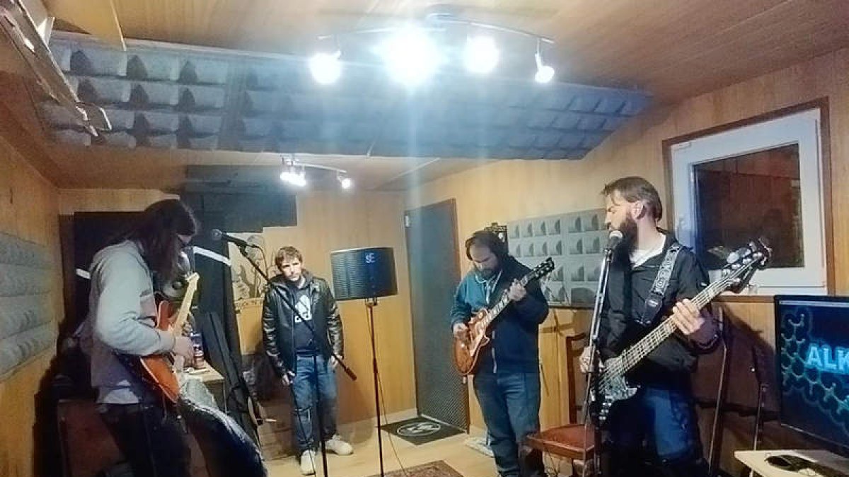 Imagen del grupo Mescalina en su regreso a los ensayos en el estudio de Castrofuerte. DL