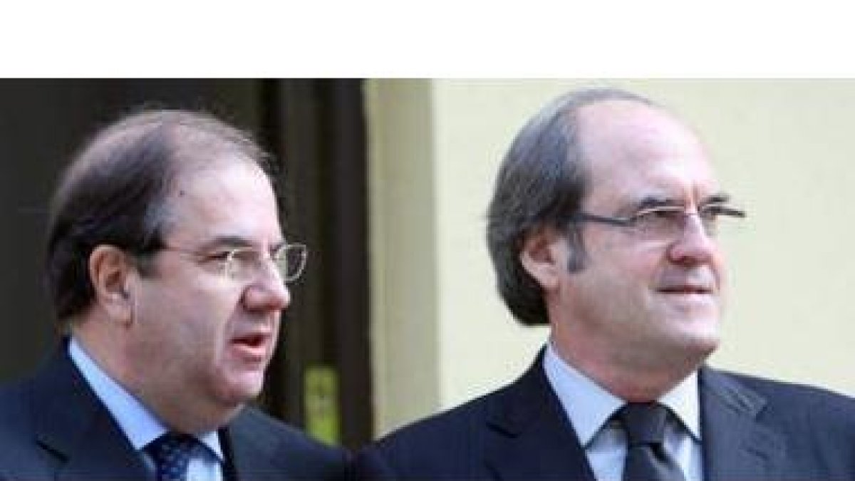 El presidente de la Junta de Castilla y León, Juan Vicente Herrera, junto al ministro de Educación,