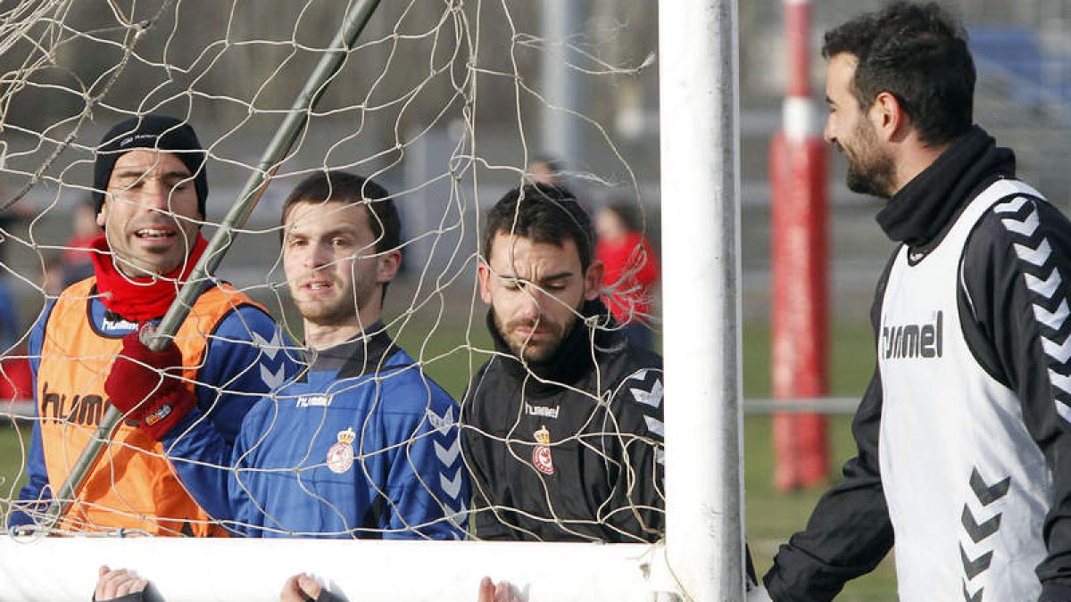 Valdés, Iakob, Raúl Torres y Toño, durante un entrenamiento de la Cultural este curso