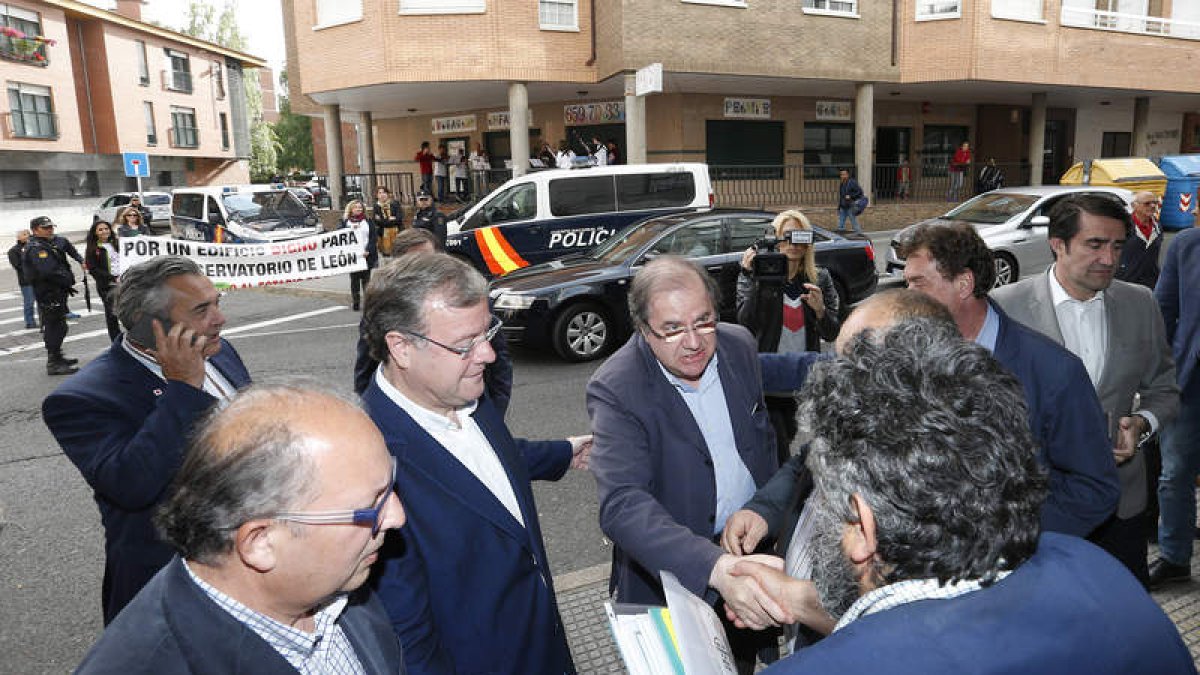 Sánchez y Zapatero ayer en Valladolid. R. GARCÍA