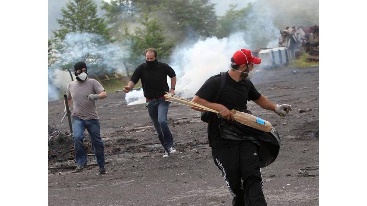 Enfrentamientos entre mineros y policía en el pozo Sotón.