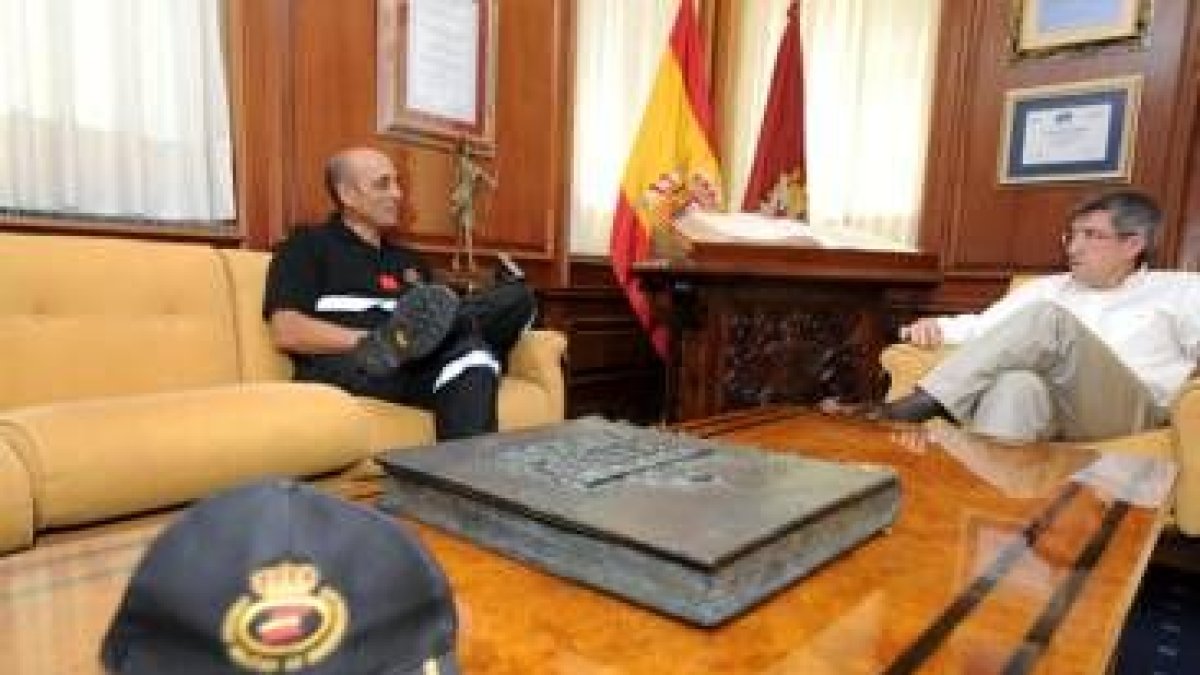 El teniente coronel Oscar Sánchez Artiles conversa con el alcalde de León, Francisco Fernández
