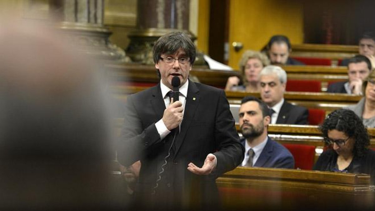 Intervención del 'president' Carles Puigdemont en el Parlament tras la suspensión de la Conselleria de Exteriors.