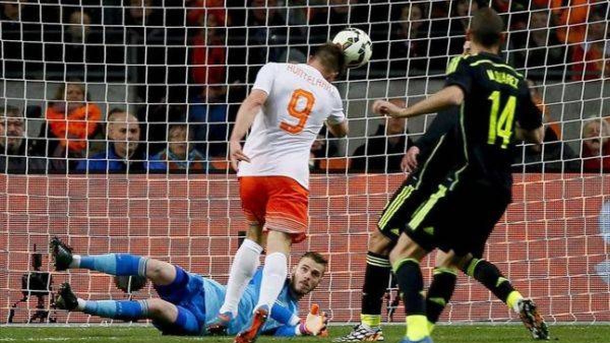 El jugador de Holanda Klaas Jan Huntelaar remata de cabeza ante el portero de la selección española David de Gea.