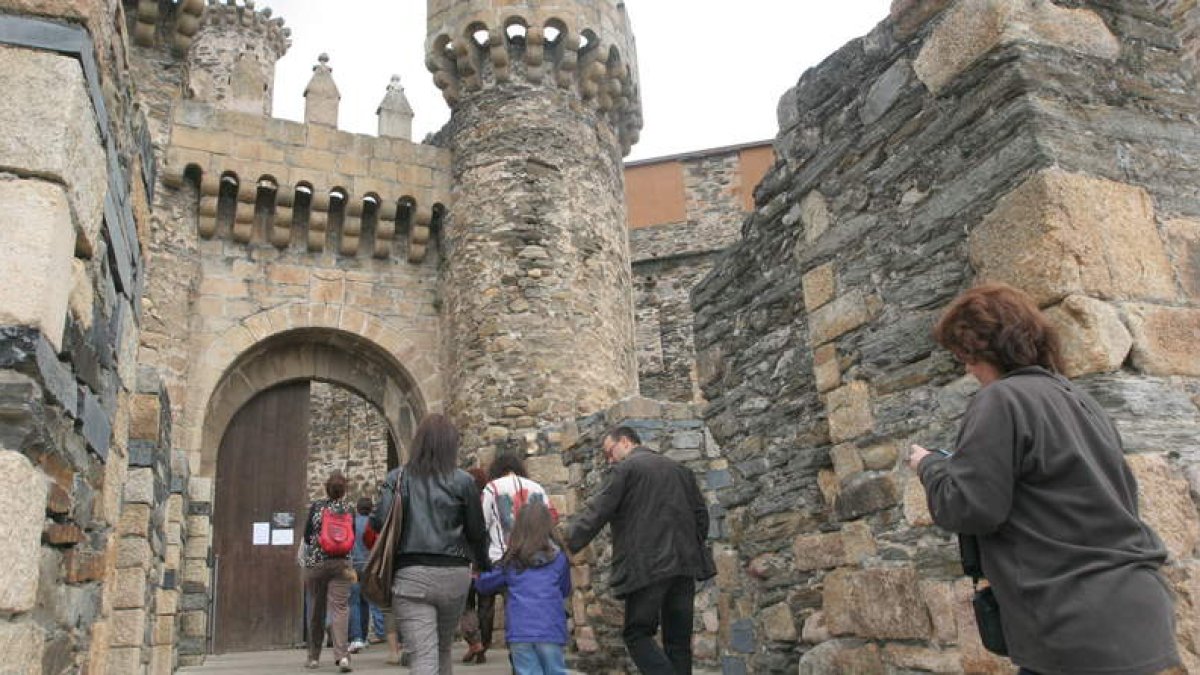 Los tres museos y el castillo de Ponferrada ampliarán sus horarios para la visita.