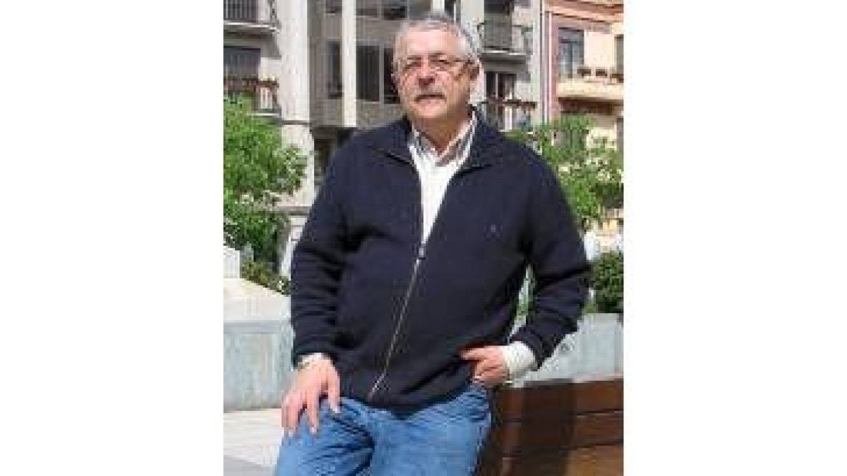 Guillermo Tejerina posa en una céntrica plaza de Astorga en una fotografía reciente