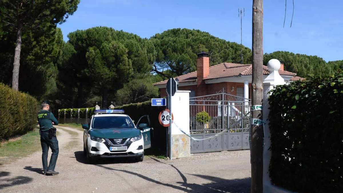 Imagen de la Guardia Civil en la vivienda del investigado. NACHO GALLEGO