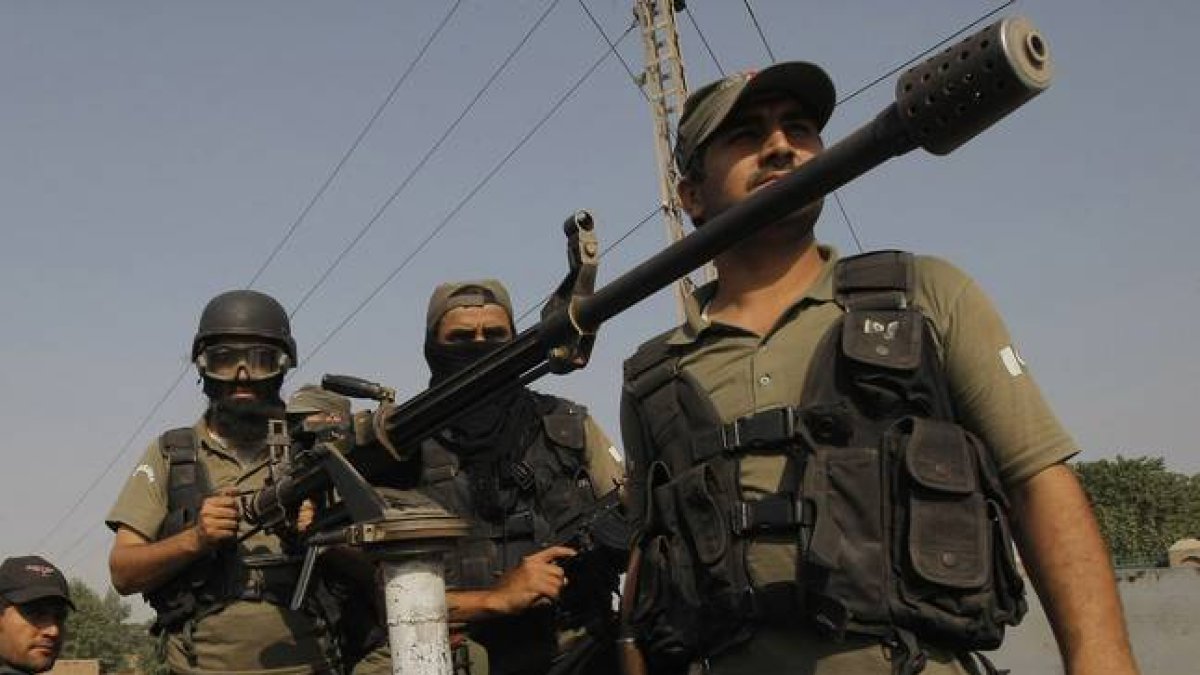 Militares paquistanís toman posiciones en la base atacada.