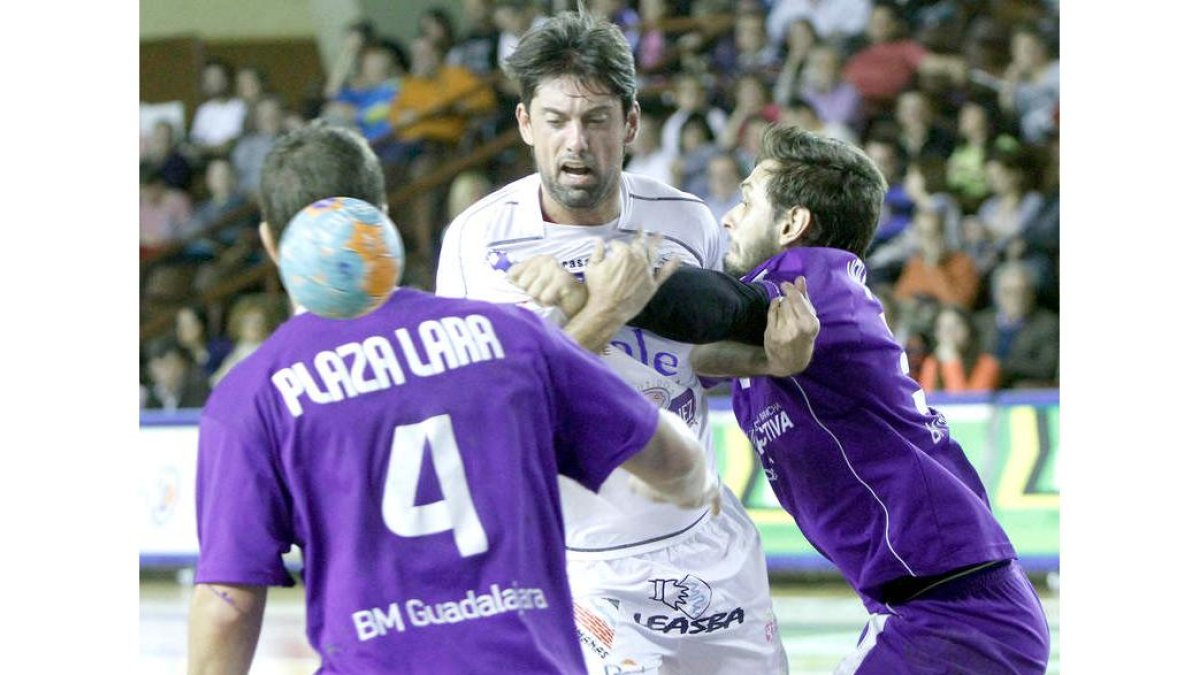 Jorge García Vega, defendido por Kike Plaza, hizo dos goles y fue el motor del equipo en ataque.