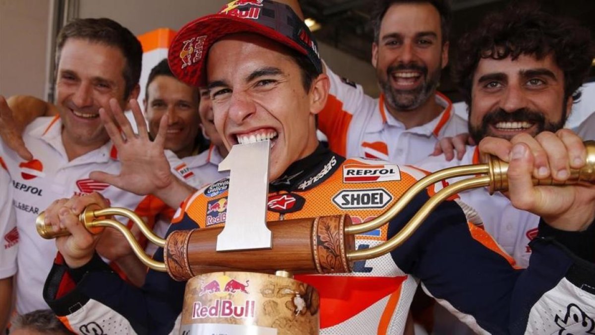 Marc Márquez muerde a lo Rafa Nadal el trofeo del GP de EUU, que ha ganado siempre.