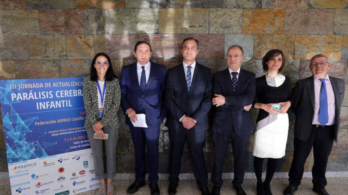 El consejero de Sanidad junto a los responsables de la III Jornada de actualización en parálisis cerebral infantil. MIRIAM CHACÓN