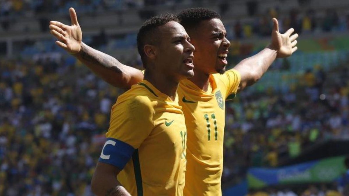Neymar y Gabriel Jesus celebran uno de los seis goles ante Honduras en Maracaná.